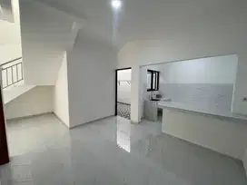 Rumah bangunan baru 2 lantai sudah shm di pondok Bambu Jakarta timur