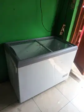 dijual cepat freezer kaca