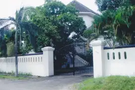 DIJUAL RUMAH LUAS 1420 M2 ADA KOLAM RENANG