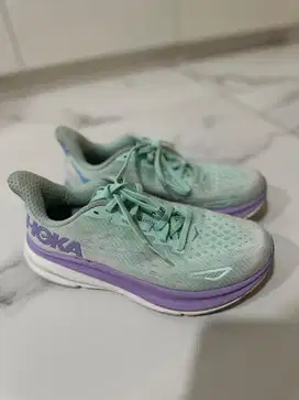 Sepatu Hoka wanita