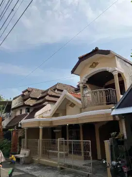 Rumah klasik 2 lantai di jual