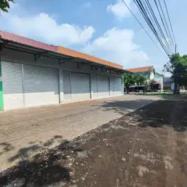 Disewakan toko tepi jalan raya