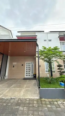 Disewakan/Dikontrakn Rumah 2 Lantai Semi Furnished nyaman dn strategis