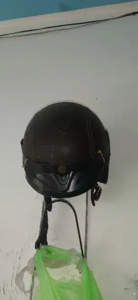 Helm bekas helem