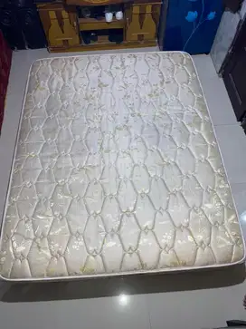 Kasur Bekas Spring Bed Warna Cream Ukuran 160x200 cm