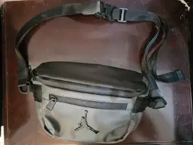 Tas selempang Jordan (preloved)