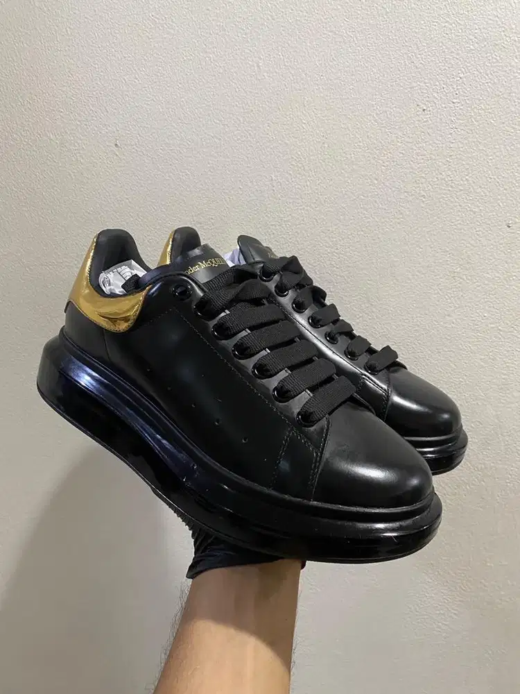 Sneakers alexander mc queen black gold 42 original harga net mulus