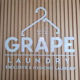 Pegawai Laundry Setrika, melipat Baju, packing