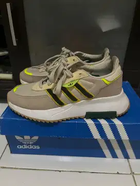 SEPATU CASUAL ADIDAS WANITA RETROPY F2 SHOES