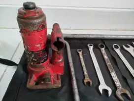 Di jual dongkrak + kunci roda ban