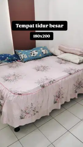 Dijual cepat-Tempat tidur besar lengkap dengan dipan