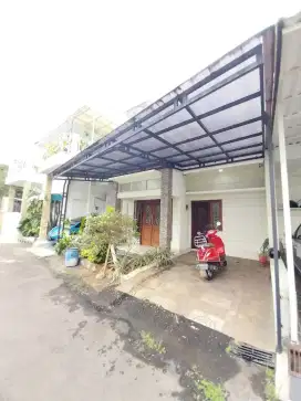 Dijuaal Rumah Mewah 3 Lantai Siap Huni di daerah Jakarta Timur