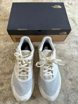Sepatu Northface 100 Ori kondisi 99% seperti baru pribadi lengkap box