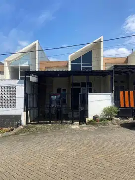 Dijual Rumah Terawat di Puncak Permata kedungkandang