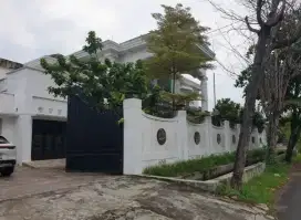 Jual rumah mewah kodya ada kolam renang
