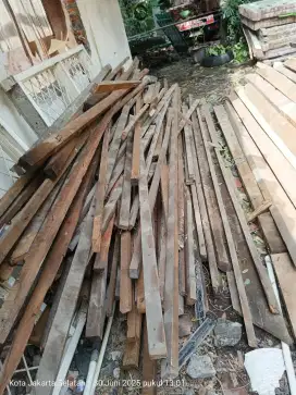 Kayu bekas atap genteng