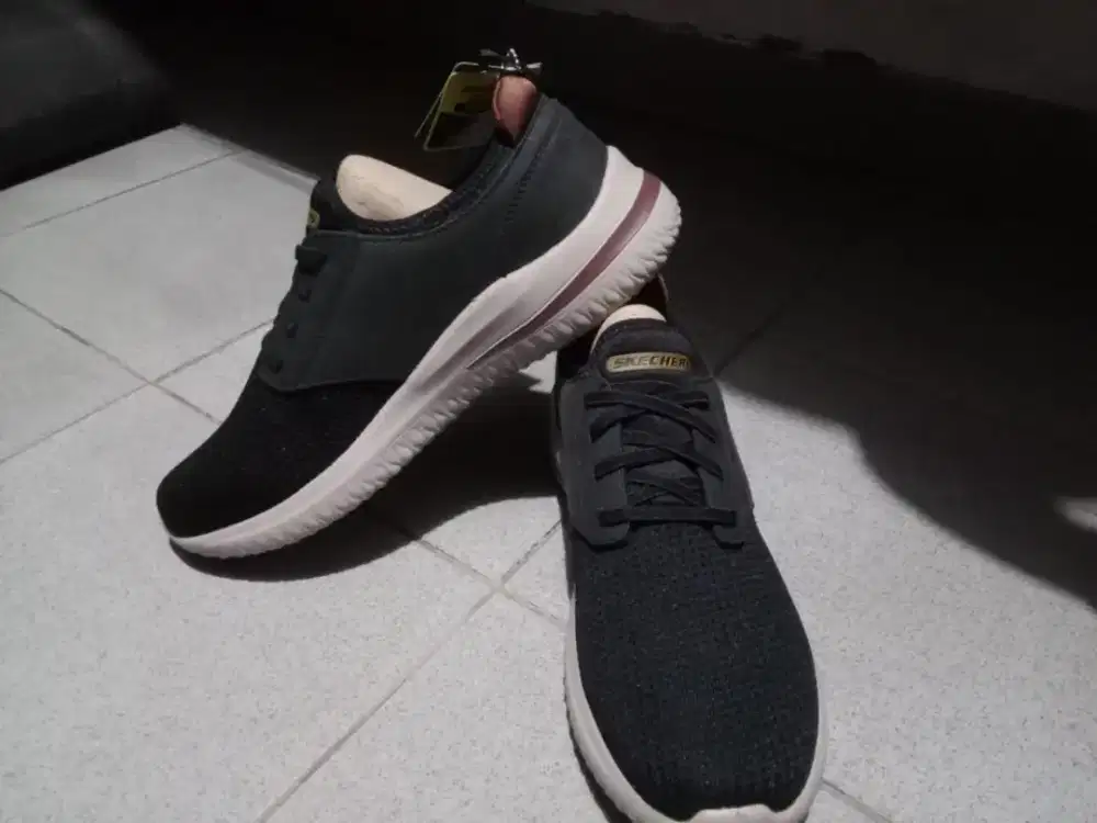 Sepatu skechers baru