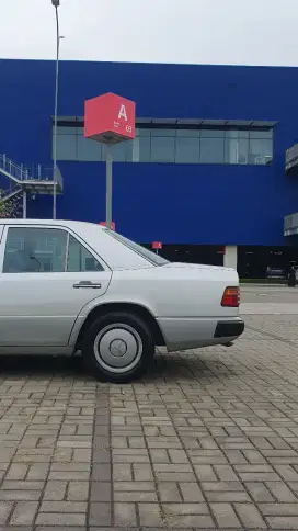 For Sale! Mercedes Benz W124 300E Krystal Silver Met Mint Conditions