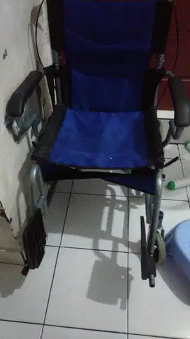 Kursi Roda Lipat – Ringan & Praktis – Cocok untuk Pasien / Lansia