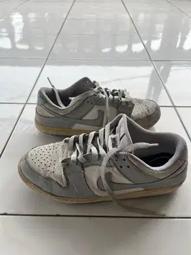 Sepatu nike abu abu ukuran 43