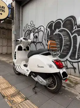 Vespa gts iget abs 150 low km pajak panjang 1 tahun