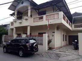 Rumah Besar Kualitas Tinggi Strategis Tidak Banjir Keren Abis