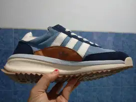 Sepatu running Adidas SL 72