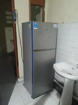 Kulkas 2 pintu AQUA kondisi Tidak Dingin