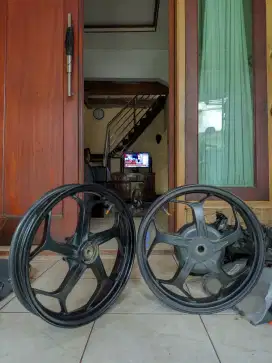 velg racing merk chemco untuk motor yamaha
Lubang 4