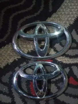 Emblem sepasang Logo Toyota