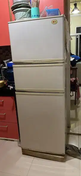 DIJUAL MURAH KULKAS LG 3 PINTU TIPE LAMA