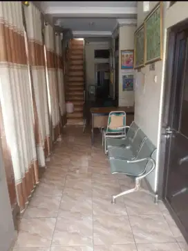 Jual Rumah 3 lantai EX Klinik Di Sayap TKI