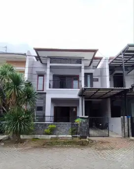 DIJUAL MURAH RUMAH SIAP HUNI SEMI FURNITURE DI ARAYA DEKAT MERR