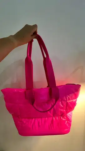 BTV [BEYOND THE VINES] POOFY TRAPEZE BAG NEON PINK