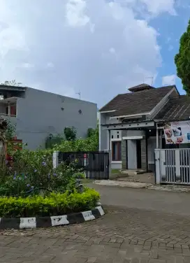 Rumah Cantik Depan Taman di Pusat Pendidikan Jatinangor