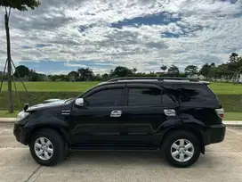 Toyota Fortuner G 2.7 Lux Automatic 2010 bensin
Hitam