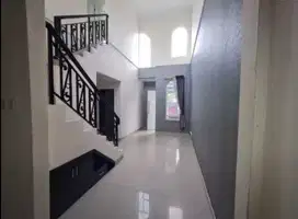 Rumah bagus sudah renovasi shm di cluster la seine , jgc Jakarta timur