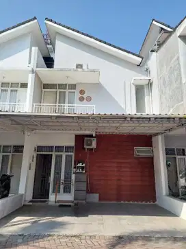 Rumah 2.5 Lantai Rapi Dalam Townhouse lokasi di Graha Raya