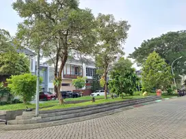 Rumah Nyaman & Asri Taman Luas di Kebayoran Bintaro