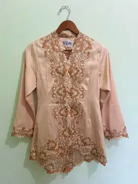 Kebaya Bordir Dolla Warna Peach Ukuran L