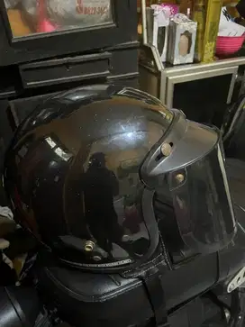 Helm warna hitam