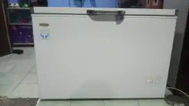 Freezer box dijual kapasitas 330ltr kondisi bagus no minus siap pakai