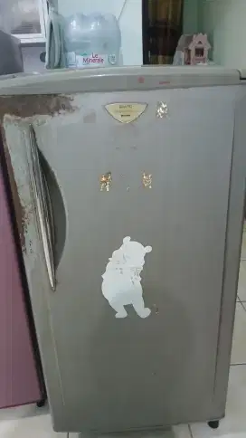 Kulkas 1 pintu merk polytron dan sanyo