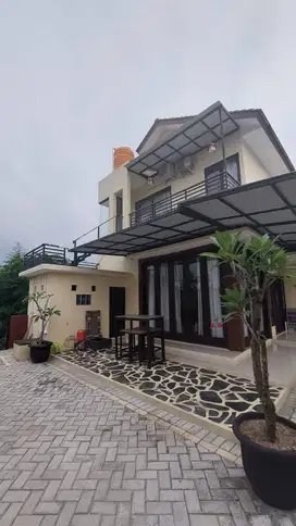 Rumah 2 Lantai Mininalis dengan Taman Luas dan View Indah