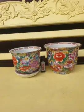 pot bunga porselen Mille Fleurs Famille Rose Tiongkok antik