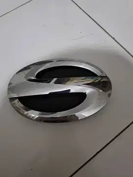 Logo Sigra Copotan dari Mobil ori