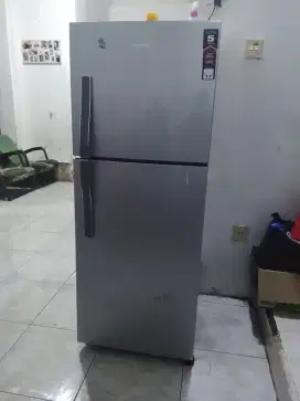 Lemari es 2 pintu polytron