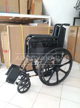 Kursi roda standart bekas