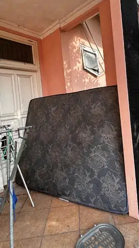 tempat tidur (bekas)