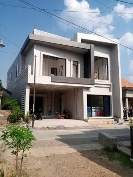 Jual rumah 2 lantai bangunan baru pinggir jalan